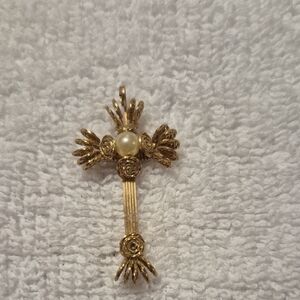 Elegant Gold Cross Pendant with Pearl Accent